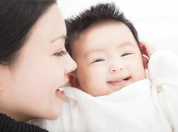 Feliz asiático madre e hija o hijo sonriendo juntos —  Fotos de Stock