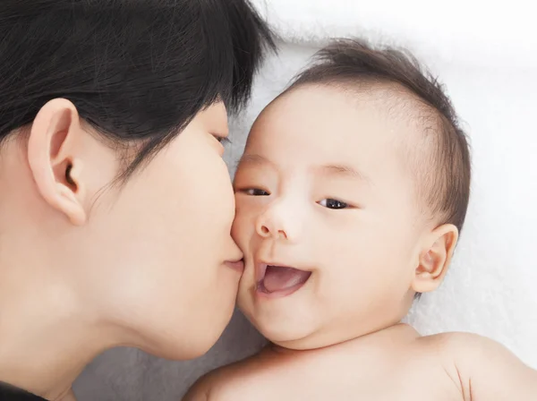 Feliz asiático mãe beijo filha ou filho — Fotografia de Stock