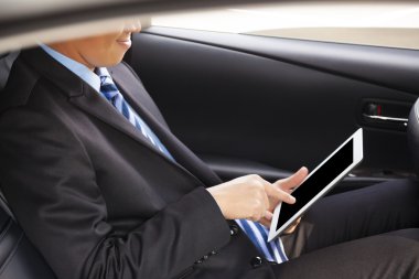 Tablet arabaya dokunmadan işadamı