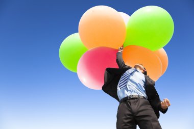 ve yukarı uçan balonlar tutarak işadamı