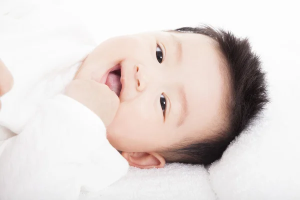 Bébé ayant rire et couché sur la serviette — Photo