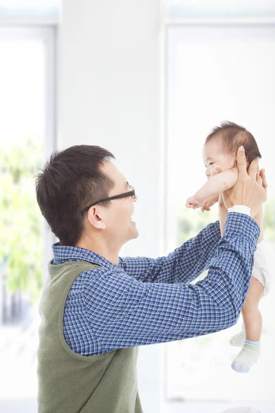 Feliz padre abrazar a su hijo sonriente en casa —  Fotos de Stock