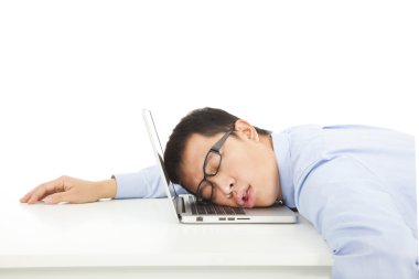 dizüstü bilgisayarda yorgun overworked işadamı uyur