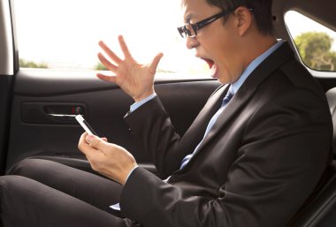 kızgın işadamı jest ile telefonda bağırarak