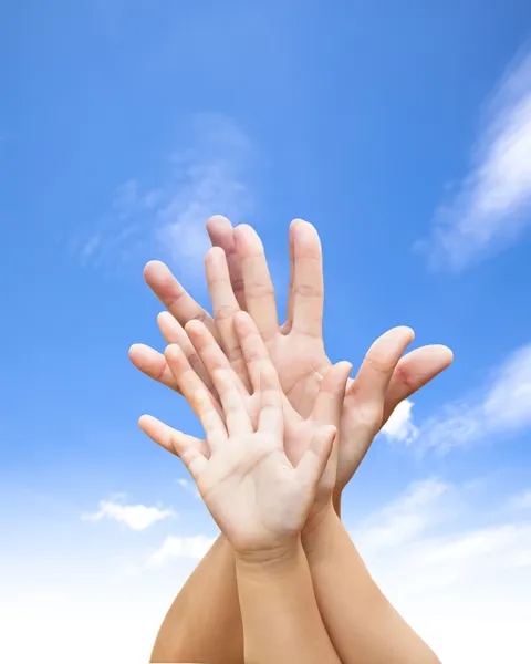 Familie vereinte Hände mit blauem Himmel und Wolken — Stockfoto