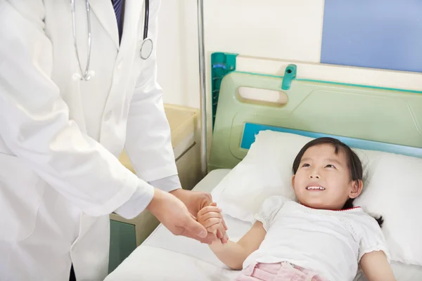 Dokter bezoeken kind patiënt op ward — Stockfoto