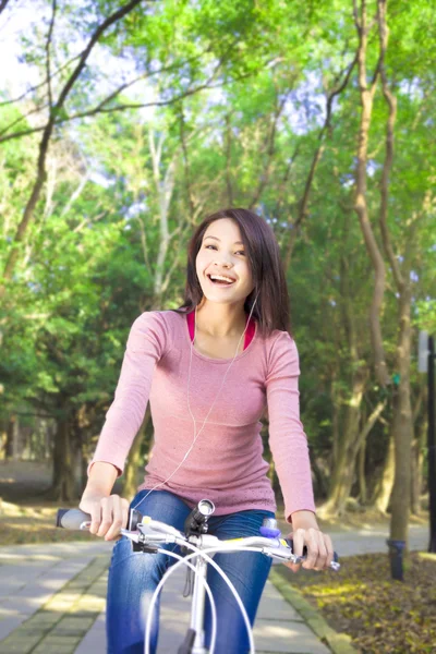 Bella ragazza in bicicletta e godersi il tempo libero — Foto Stock