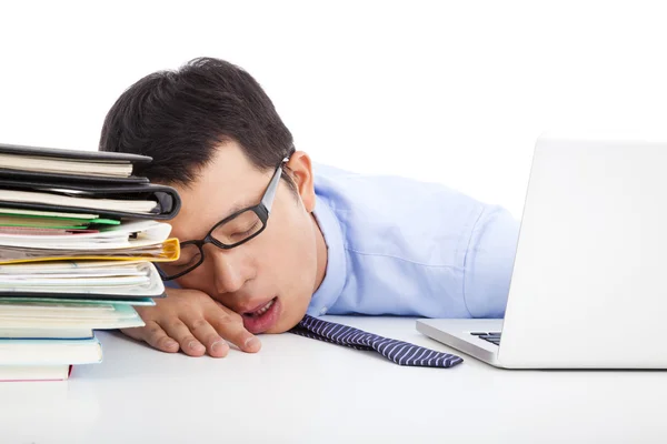 Jovem empresário muito cansado para dormir na mesa — Fotografia de Stock