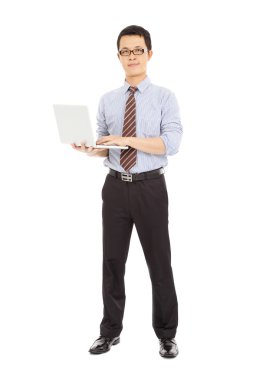 ayakta ve laptop holding profesyonel bilgisayar mühendisi