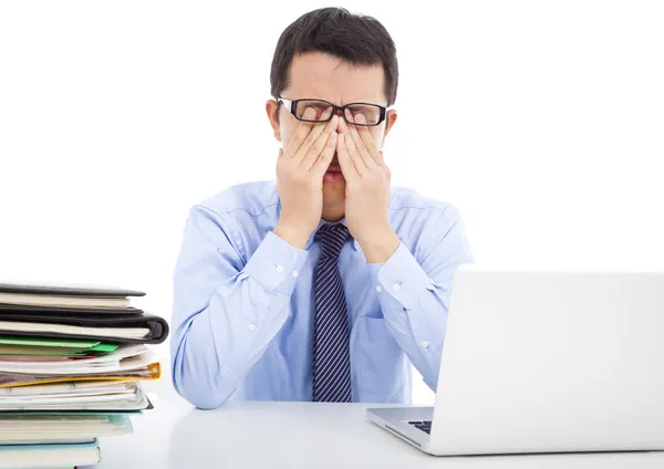 Zakenman is ook vermoeid aan zijn ogen wrijven — Stockfoto