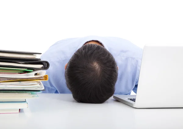 Hombre de negocios agotado que se queda dormido en su escritorio de la oficina —  Fotos de Stock