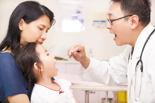 Küçük kızın boğazını kontrol çocuk doktoru — Stok fotoğraf
