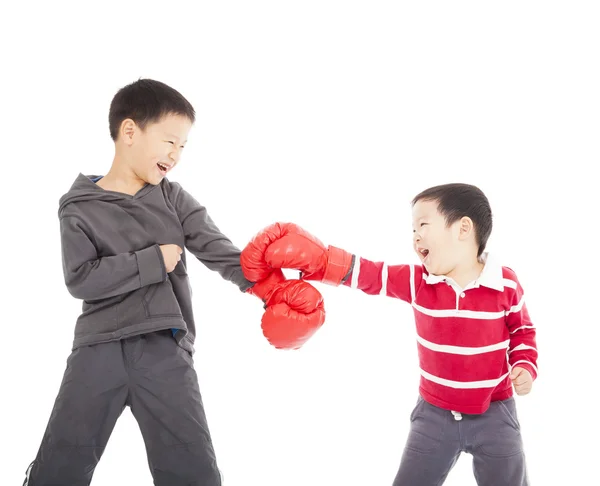 Dois meninos lutando com luvas de boxe . — Fotografia de Stock