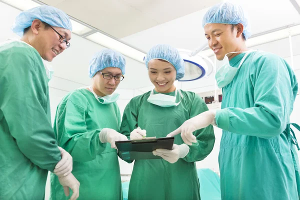 Chirurgiens heureux discutant de procédure opératoire réussie — Photo