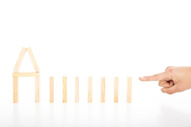 parmak domino taşları üst üste itmeye hazır