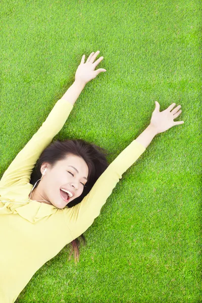 Mulher feliz relaxando e deitado em um prado — Fotografia de Stock