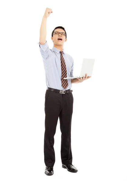成功のコンピューター技術者に立っているし、彼の手を上げる — ストック写真