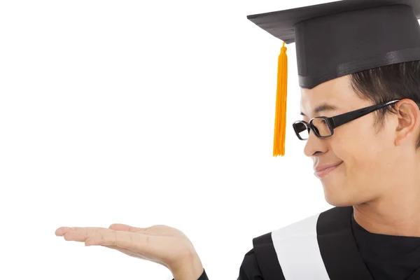 Lachende afstuderen student focus op zijn hand — Stockfoto