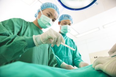 profesyonel estetik tıp cerrahın neşteri ile