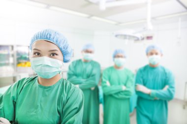 cerrah estetik tıp ekipleri ile poz gülümseyen