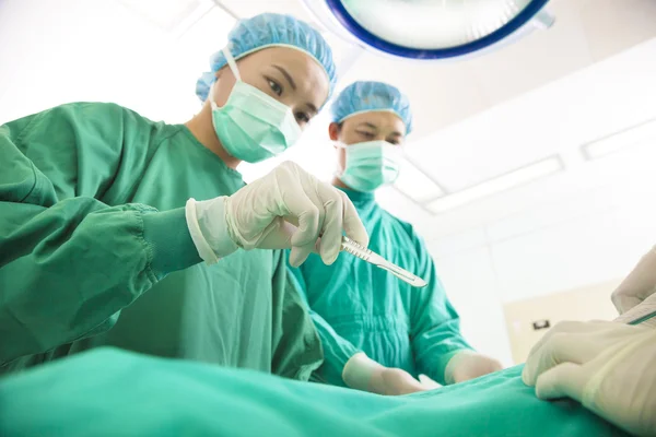 Хирург-эстетик, оперирующий скальпелем — стоковое фото