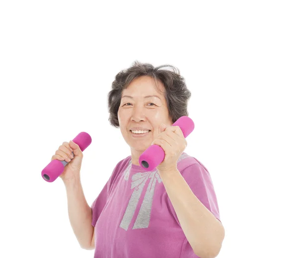 Sorrindo mulher idosa trabalhando para fora com halteres — Fotografia de Stock