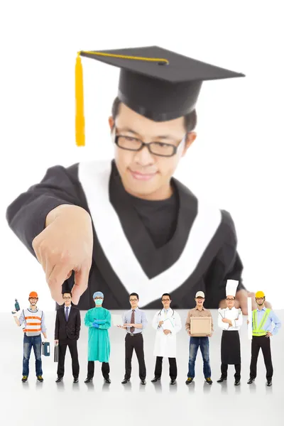 Examen studenten välja sin karriär i framtiden — Stockfoto