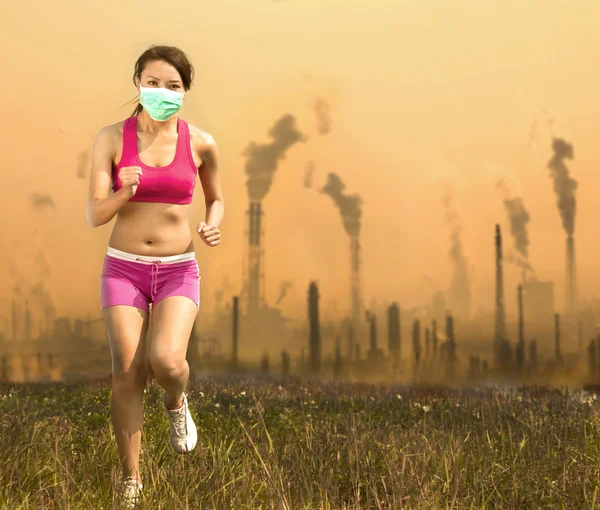 Femme portait un masque et courait sur la pollution de l'air — Photo