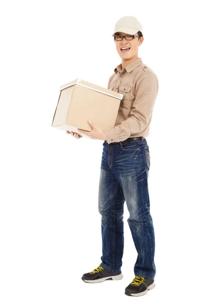Усміхнений чоловік доставки тримає посилку і стоїть — стокове фото