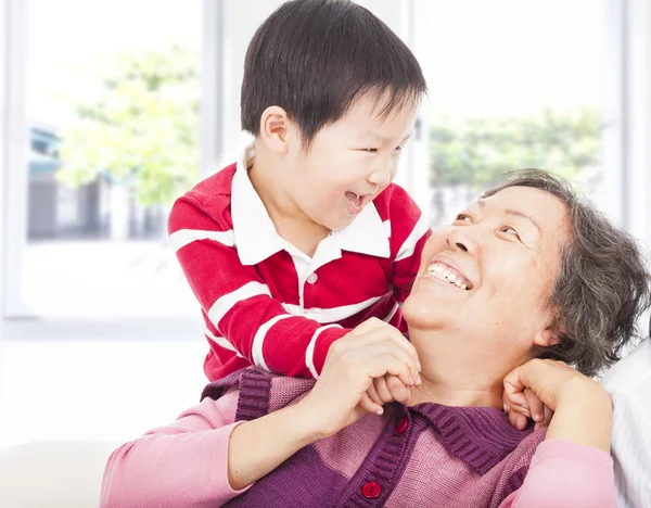 Un ragazzo che gioca con la nonna a casa — Foto Stock