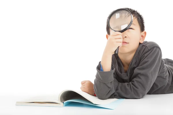 Niño feliz está sosteniendo lupa para explorar Fotos de stock libres de derechos