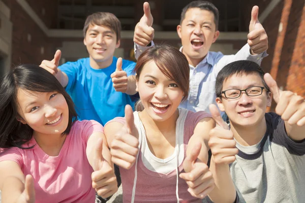 Groep gelukkige studenten met Duimschroef opwaarts — Stockfoto