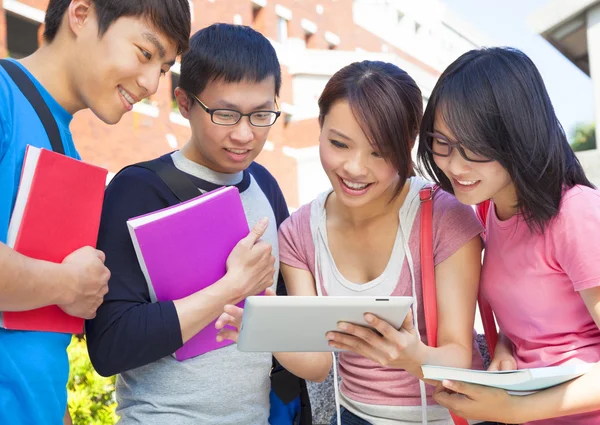 Groep studenten huiswerk bespreken met behulp van Tablet PC — Stockfoto