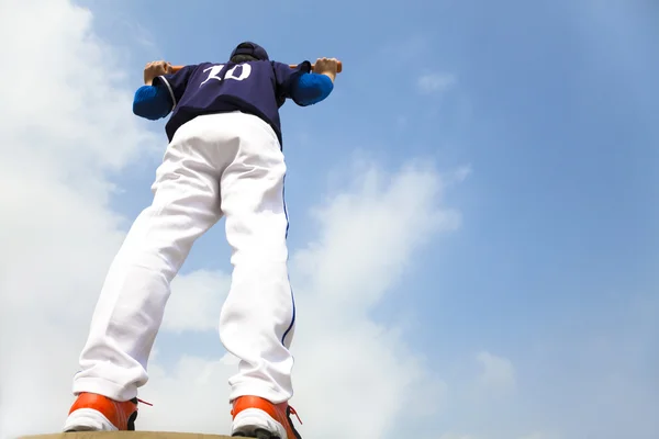 Giocatore di baseball in possesso di un pipistrello con sfondo nuvola — Foto Stock