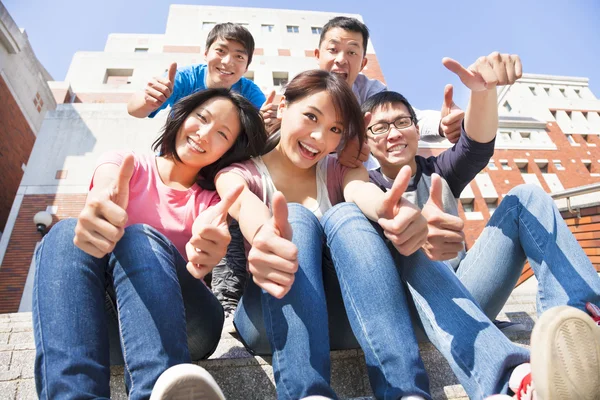Gelukkig en lachende studenten duimen omhoog samen — Stockfoto