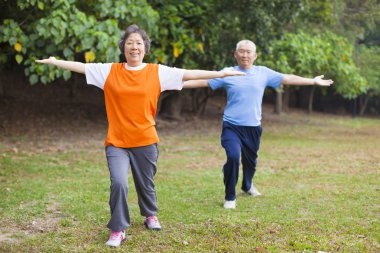 jimnastik yaparken parkta aktif kıdemli Çift