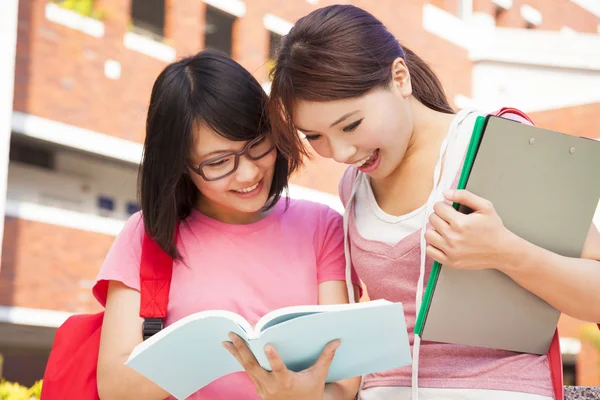 Two students discuss homework  happily — Stock Photo, Image