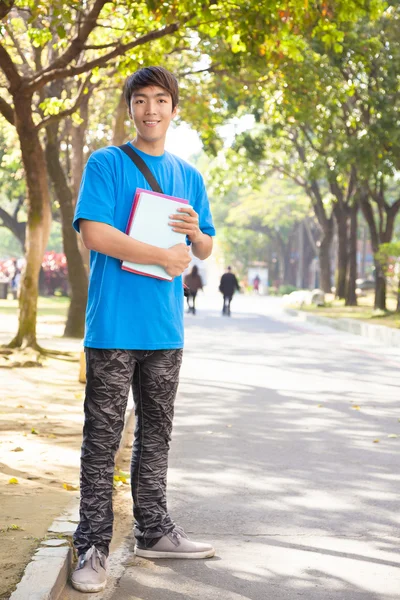 Joven estudiante de pie en el campus —  Fotos de Stock