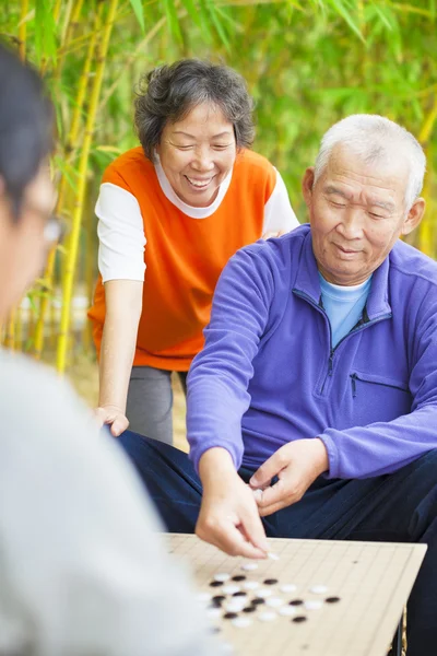 Seniors play traditional chinese board game Go — Stock Photo, Image