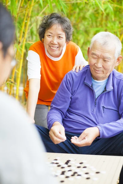 老年人在公园里的朋友一起玩围棋 — 图库照片