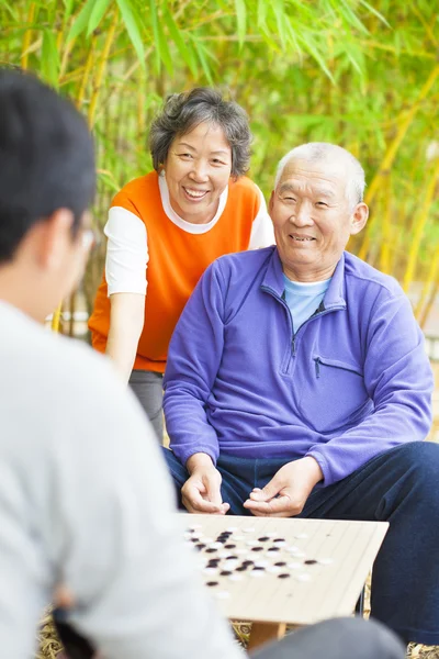 Idosos do sexo masculino ganham um jogo de tabuleiro chinês. "weiqi " — Fotografia de Stock