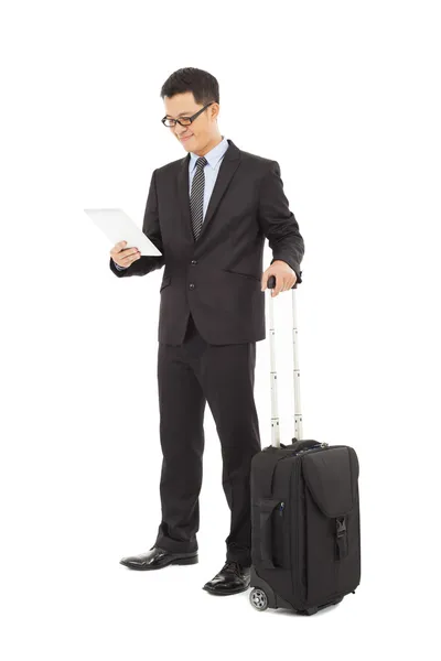 Joven hombre de negocios sosteniendo una tableta con maletín — Foto de Stock