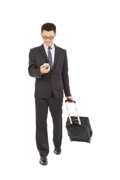 Hombre de negocios caminando y usando el teléfono con maletín — Foto de Stock