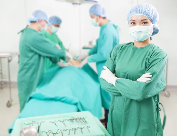 Surgeon standing in front of a colleague in a surgical room — Stock Photo, Image