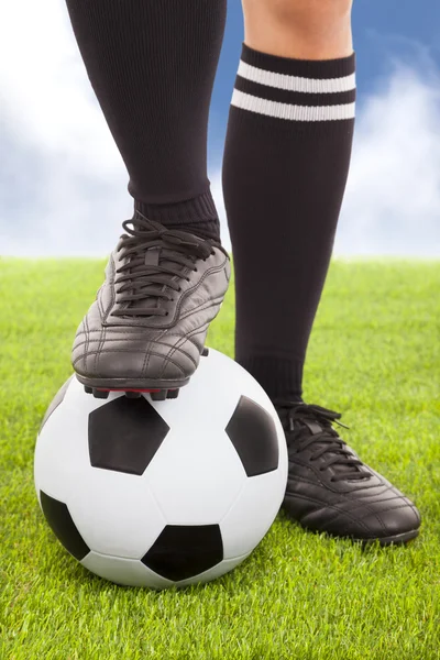 Piedi del giocatore di calcio e calcio con sfondo cielo — Foto Stock