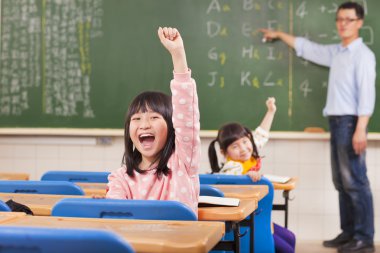 ders sırasında ellerini yükselterek mutlu öğrenciler 