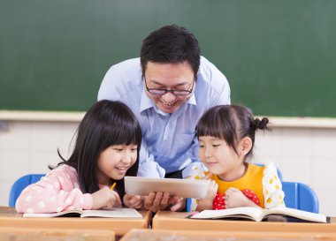 Dijital tablet veya ipad ile çocuk eğitimi öğretmeni