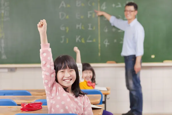 Skolbarn i klassrum på lektion — Stockfoto