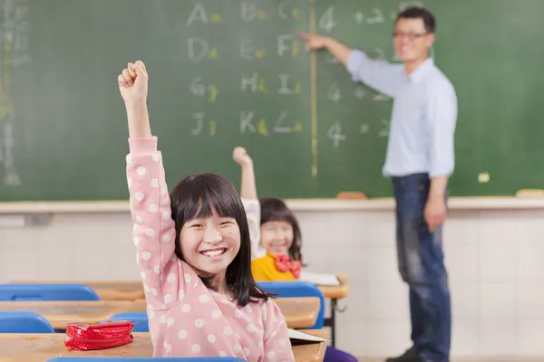 Les écoliers en classe à la leçon — Photo