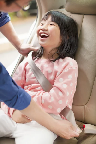 Father take care daughter to fasten a seat belt — Stock Photo, Image